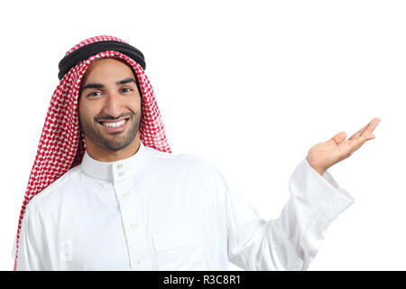 Arab arabia promotore uomo presentando un prodotto vuoto Foto Stock