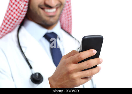 Close up di un medico felice mano utilizzando un telefono intelligente Foto Stock