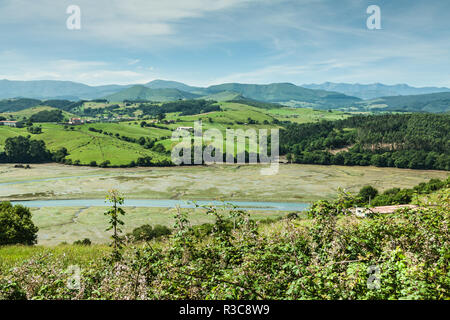 Villaggio costiero in Cantabria,San Vicente de la Barquera,Spagna Foto Stock