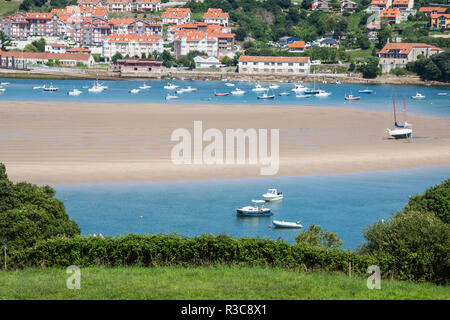Villaggio costiero in Cantabria,San Vicente de la Barquera,Spagna Foto Stock