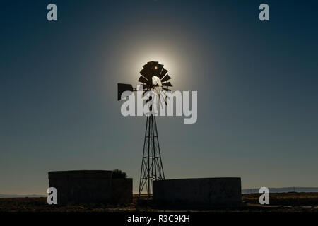 Stagliano windmill e vasche di acqua in prossimità della miniera di carbone di Canyon, Arizona. Foto Stock