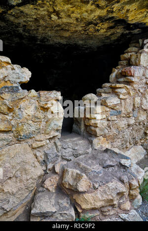 Stati Uniti d'America, Arizona. Antica cliff dwellings a Walnut Canyon National Monument. Foto Stock