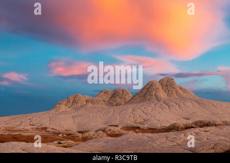 Incredibili nuvole a sunrise, Vermillion Cliffs, tasca Bianco Deserto del Bureau of Land Management, Arizona Foto Stock
