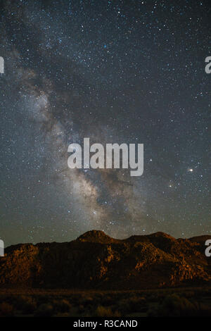 La Via Lattea si innalza al di sopra del Buttermilks, una regione di boulder colline coperte nella Sierra orientale, California. Foto Stock