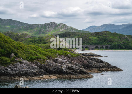 Principe Cairn, Lago di Nan Uamh, pittoresca baia in Scozia, Regno Unito Foto Stock