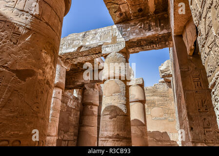 Colonne e cielo blu nella grande hypostyle hall presso il tempio di Amon-Re a Karnak, Egitto, 22 Ottobre 2018 Foto Stock