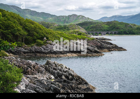 Principe Cairn, Lago di Nan Uamh, pittoresca baia in Scozia, Regno Unito Foto Stock