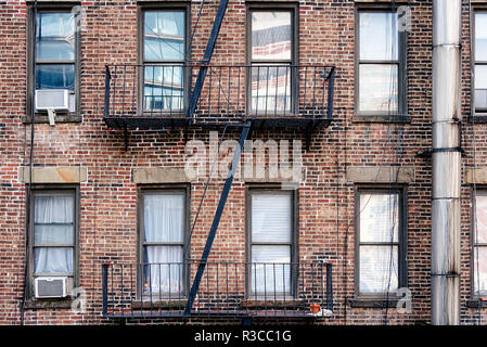 Il vecchio edificio di mattoni con balconi e via di fuga in caso di incendi nel quartiere di Chelsea di New York City