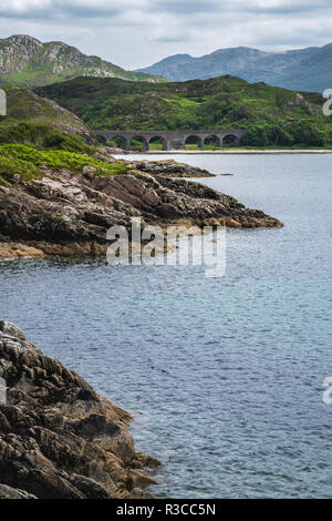 Principe Cairn, Lago di Nan Uamh, pittoresca baia in Scozia, Regno Unito Foto Stock