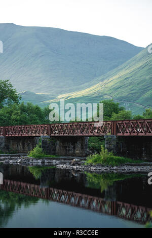 Il vecchio ponte metallico tra paesaggio scozzese, Scotland, Regno Unito. Foto Stock