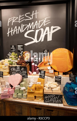 Sapone colorato viene visualizzato in lussureggianti store sulla East 14th Street nel Greenwich Village di New York City. Foto Stock