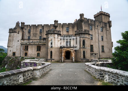 Il castello di Dunvegan su una giornata uggiosa, Scotland, Regno Unito Foto Stock