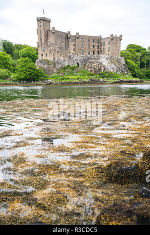 Il castello di Dunvegan su una giornata uggiosa, Scotland, Regno Unito Foto Stock