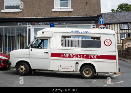 Poeta di emergenza vecchia ambulanza in castello vescovile, Shropshire, Regno Unito Foto Stock