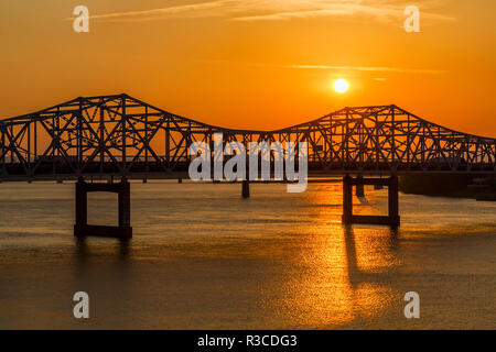 John F. Kennedy ponte che attraversa il fiume Ohio tra Louisville, Kentucky e Jeffersonville, Indiana al tramonto. Foto Stock