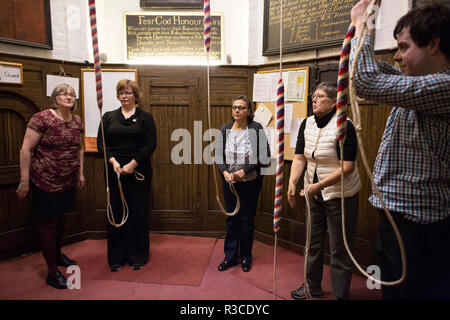 Campanile della chiesa-ringer prima del Giorno del Ricordo di praticare il loro campana-chiamata presso la chiesa di Santa Maria, Rotherhithe, sud-est di Londra, Regno Unito Foto Stock