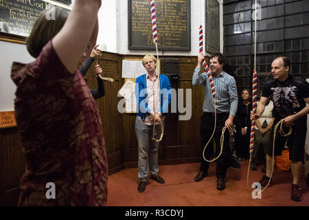 Campanile della chiesa-ringer prima del Giorno del Ricordo di praticare il loro campana-chiamata presso la chiesa di Santa Maria, Rotherhithe, sud-est di Londra, Regno Unito Foto Stock