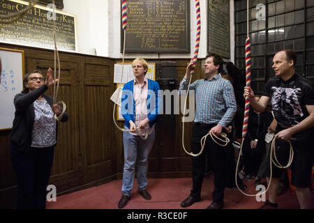 Campanile della chiesa-ringer prima del Giorno del Ricordo di praticare il loro campana-chiamata presso la chiesa di Santa Maria, Rotherhithe, sud-est di Londra, Regno Unito Foto Stock