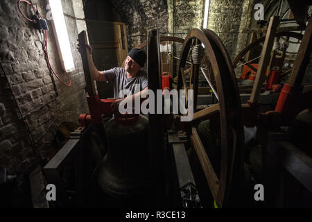 Campanile della chiesa-ringer prima del Giorno del Ricordo di praticare il loro campana-chiamata presso la chiesa di Santa Maria, Rotherhithe, sud-est di Londra, Regno Unito Foto Stock