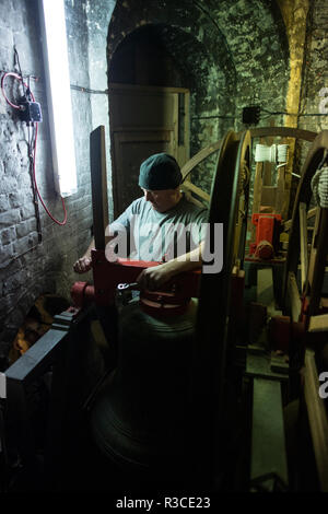 Campanile della chiesa-ringer prima del Giorno del Ricordo di praticare il loro campana-chiamata presso la chiesa di Santa Maria, Rotherhithe, sud-est di Londra, Regno Unito Foto Stock