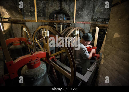 Campanile della chiesa-ringer prima del Giorno del Ricordo di praticare il loro campana-chiamata presso la chiesa di Santa Maria, Rotherhithe, sud-est di Londra, Regno Unito Foto Stock