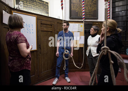 Campanile della chiesa-ringer prima del Giorno del Ricordo di praticare il loro campana-chiamata presso la chiesa di Santa Maria, Rotherhithe, sud-est di Londra, Regno Unito Foto Stock