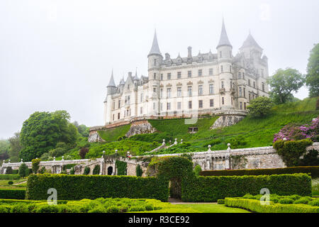 Dunrobin Castle tra nebbia scozzese, Scozia. Foto Stock