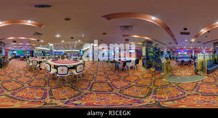 Visualizzazione panoramica a 360 gradi di MINSK, Bielorussia - 31 Marzo 2013: all'interno dell'interno del casinò di lusso. Completa di 360 gradi nel panorama equirettangolare equidistanti sferica projectio