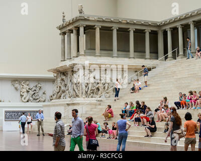 Berlino. Germania. Pergamon Museum. La ricostruzione del grande altare di Pergamon aka Pergamon altare. Costruito durante il regno di re Eumenes II in Foto Stock