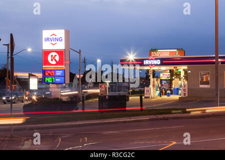 Un Irving Oil Limited gas station e Circle K Negozi Negozio incorporato lungo il Nuovo Brunswick Route 106 o Champlain Street al tramonto nel centro di Dieppe. Foto Stock