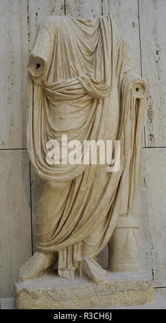 Togado. Estatua de un ciudadano notevole, con toga y la Caja de documentos escritos (volumina) a sus pies, que indica que fue onu magistrado comunale. Siglo I. Estatua de marmol. Procedente del Foro de Baelo Claudia (Bolonia, provincia de Cádiz). Museo Arqueológico Nacional. Madrid. España. Foto Stock