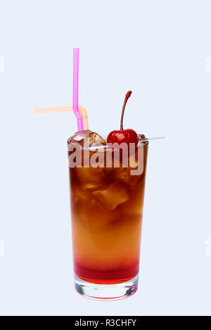 Bevande con ghiaccio e frutta fresca in un vetro su uno sfondo bianco. Foto Stock