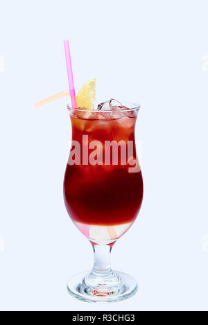 Bevande con ghiaccio e frutta fresca in un vetro su uno sfondo bianco. Foto Stock
