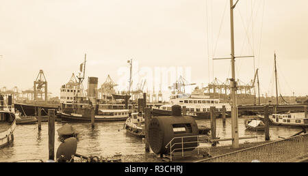 Amburgo, Germania - 27 ottobre 2016. Navi storiche nel Museo Oevelgoenne Porto, porto di Amburgo, Germania. Come un contenitore porta prende 2 p Foto Stock