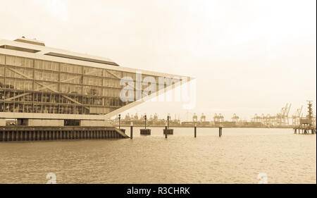 Amburgo, Germania - 27 ottobre 2016. Il Dockland Edificio per uffici a Amburgo, Germania. Il sito è sporgente un sputo di terra utilizzato come dock fino al 2004 Foto Stock