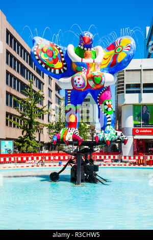 DUISBURG, Germania - Luglio 03, 2018: Benedizione o Life Saver scultura nella città vecchia di Duisburg City in Germania Foto Stock