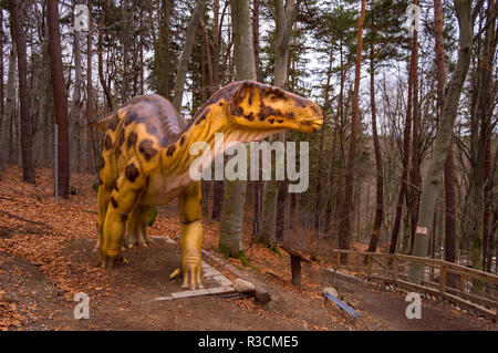 Rasnov, Romania - 4 Dicembre 2017: grande modello di dinosauro a Dino park Rasnov, il solo tema Dinosaur Park in Romania e il più grande del suo genere in modo Foto Stock