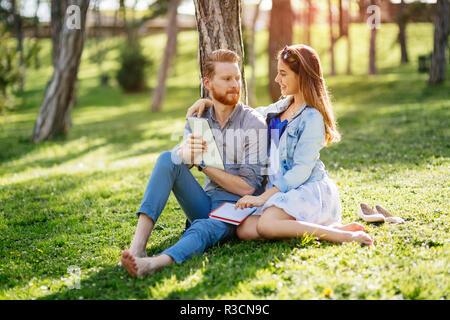 Bella studenti universitari flirtare Foto Stock