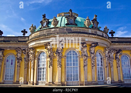 La Germania, il Land Brandeburgo, Preussen, Potsdam. close up della facciata principale di Sans Souci Palace con le statue di Atlas e cariatidi. Foto Stock