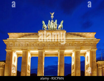 Berlino, Germania. Quadriga in cima alla Porta di Brandeburgo (Brandenburger Tor) la sera Foto Stock