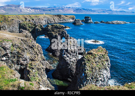 L'Islanda, le formazioni rocciose della costa ovest, Arnarstapi, Snaefellsjokull, Snaefellsnes Peninsula Foto Stock