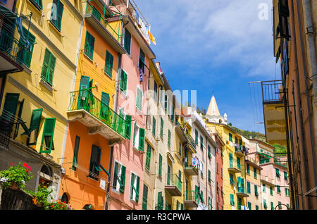 Strade strette e case colorate a Riomaggiore, Cinque Terre Liguria, Italia Foto Stock