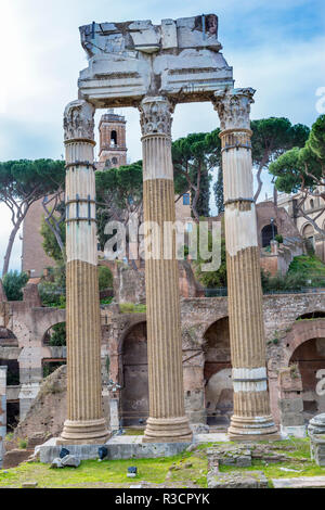 Tempio di Vespasiano e Tito colonne corinzie Foro Romano, Roma, Italia. Tempio creato nel 79 D.C. dall'Imperatore Tito, finito dall imperatore Vespasiano Foto Stock