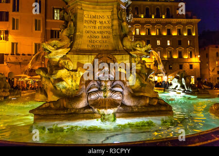 Della Porta fontana di Piazza della Rotonda, Pantheon di notte, Roma, Italia. Fontana creata nel 1575 da Giacomo Della Porte. Foto Stock