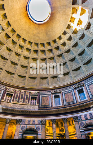 Cupola e pilastri, Pantheon, Roma, Italia. Ricostruito da Adriano nel 118 - 125 D.C. È diventato più antica chiesa romana nel 609 d.c. Occhio, foro, fornisce solo la luce. Foto Stock