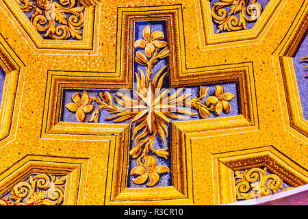 Decorazioni, Pantheon, Roma, Italia. Ricostruito da Adriano nel 118 - 125 D.C. il secondo secolo divenne più antica chiesa romana nel 609 d.c. Foto Stock