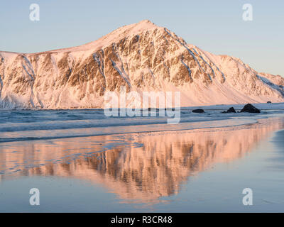 Sunrise over Flakstad e Skagsanden beach. La costa vicino a Flakstad, isola Flakstadoya. Foto Stock