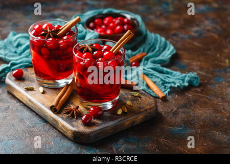 Due bicchieri con una bevanda calda di mirtilli e di mele con spezie, vin brulé, punch o grog. Foto Stock