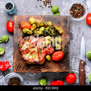 Grigliate barbecue di carne di manzo con cavolini di Bruxelles.arrosti di carne di maiale.Barbecue piatto. Foto Stock