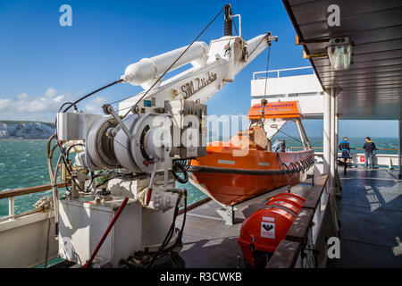 Orange scialuppa di salvataggio a bordo di traghetti di canale in mare con argano idraulico su DFDS traghetto tra Inghilterra e Francia il 22 giugno 2013 Foto Stock